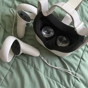Meta Quest 2: VR Headset with Controllers - White - like new
